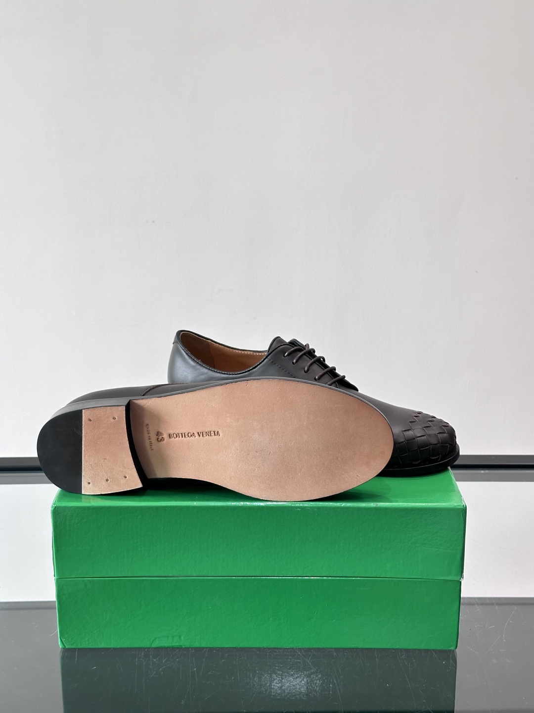 BV 新款情侣款👫休闲真皮大底皮鞋，这款休闲皮鞋选用柔软小牛皮纯手工编织，成就轻盈质地，精致真皮衬里，经