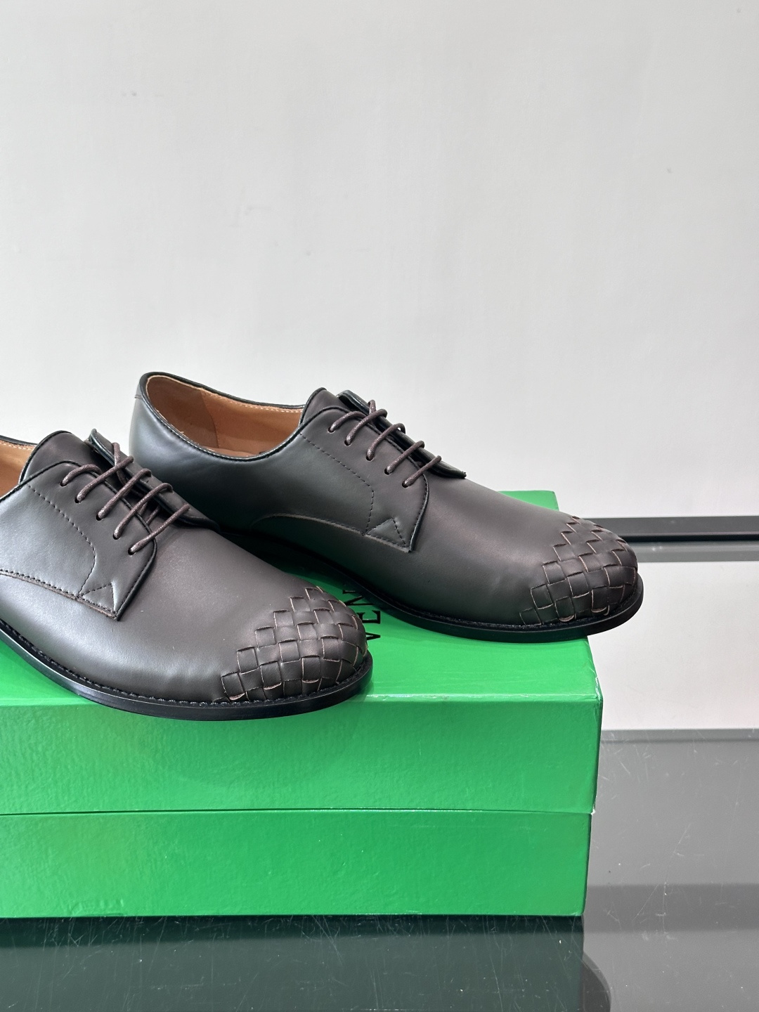 BV 新款情侣款👫休闲真皮大底皮鞋，这款休闲皮鞋选用柔软小牛皮纯手工编织，成就轻盈质地，精致真皮衬里，经