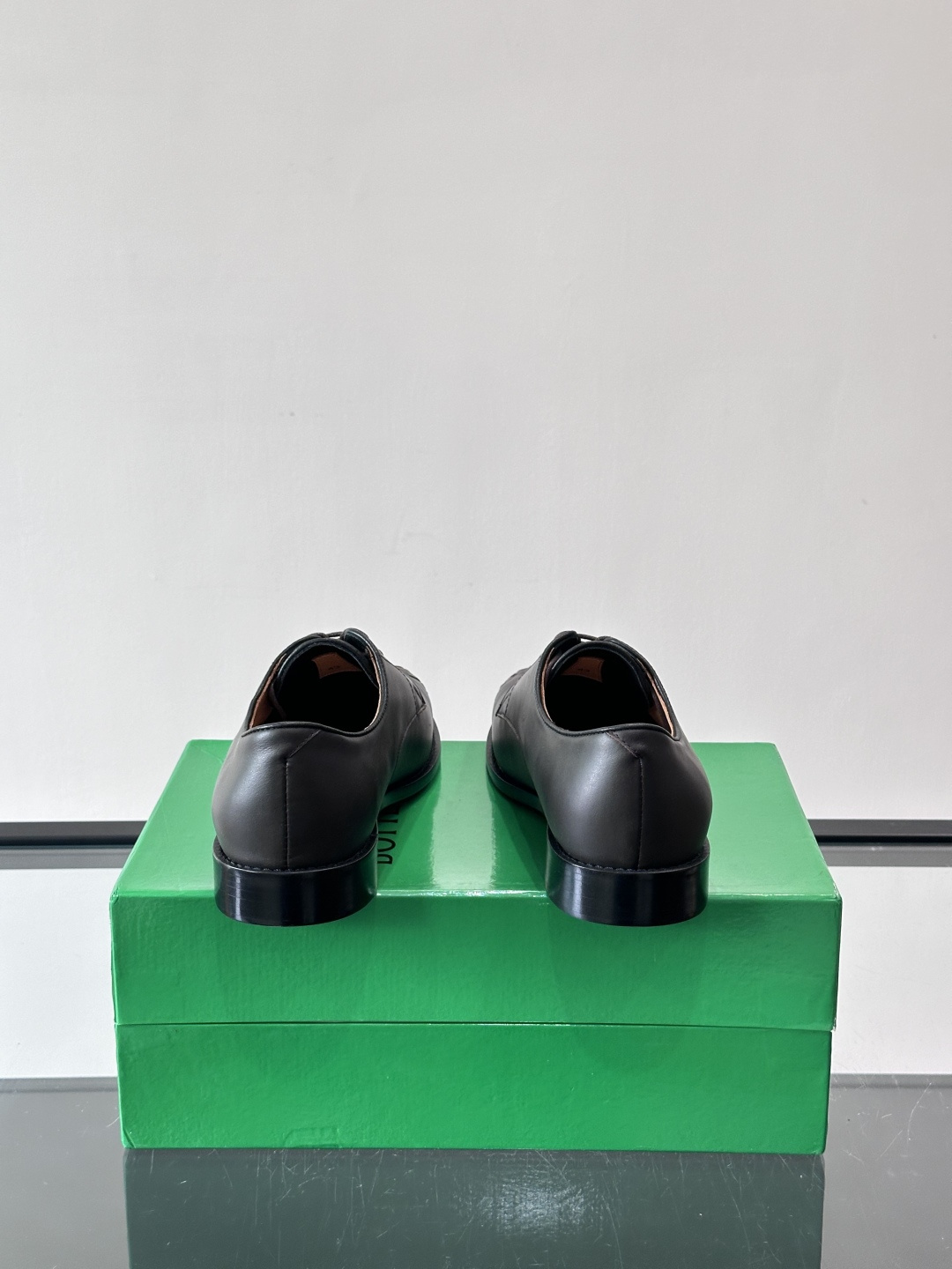 BV 新款情侣款👫休闲真皮大底皮鞋，这款休闲皮鞋选用柔软小牛皮纯手工编织，成就轻盈质地，精致真皮衬里，经