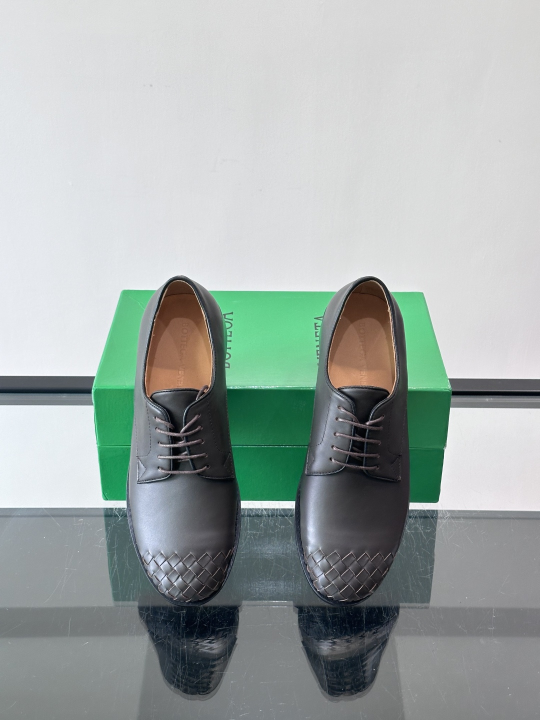 BV 新款情侣款👫休闲真皮大底皮鞋，这款休闲皮鞋选用柔软小牛皮纯手工编织，成就轻盈质地，精致真皮衬里，经