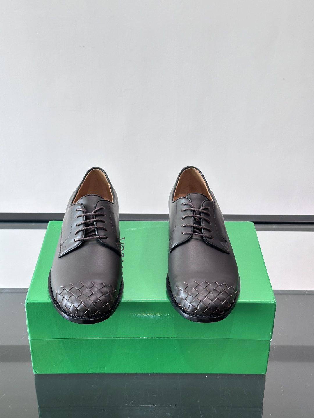 BV 新款情侣款👫休闲真皮大底皮鞋，这款休闲皮鞋选用柔软小牛皮纯手工编织，成就轻盈质地，精致真皮衬里，经