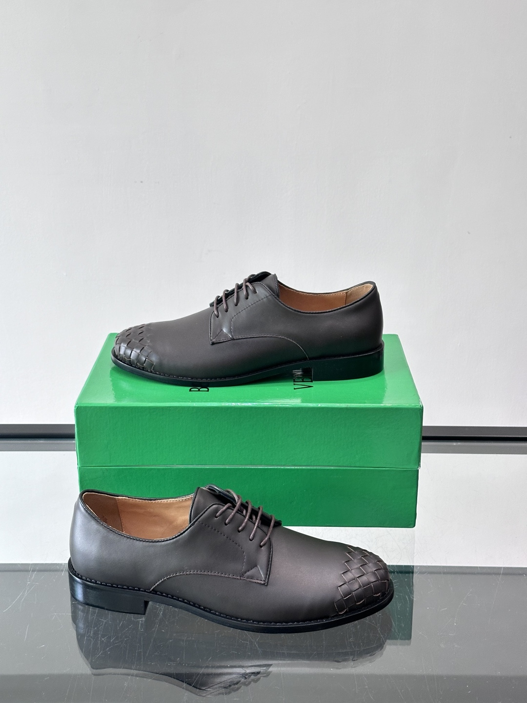 BV 新款情侣款👫休闲真皮大底皮鞋，这款休闲皮鞋选用柔软小牛皮纯手工编织，成就轻盈质地，精致真皮衬里，经