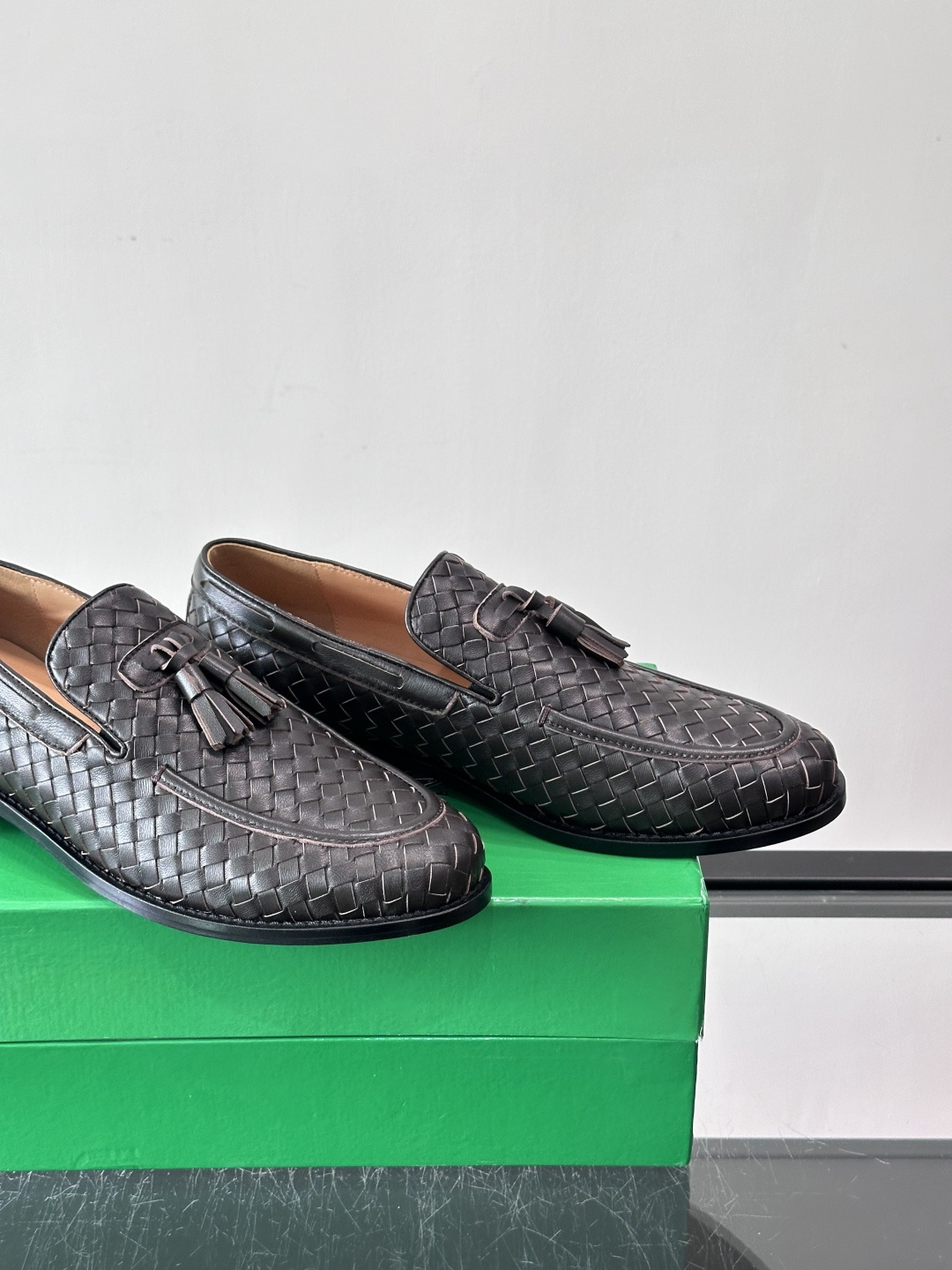 BV 新款情侣款👫休闲真皮大底皮鞋，这款休闲皮鞋选用柔软小牛皮纯手工编织，成就轻盈质地，精致真皮衬里，经