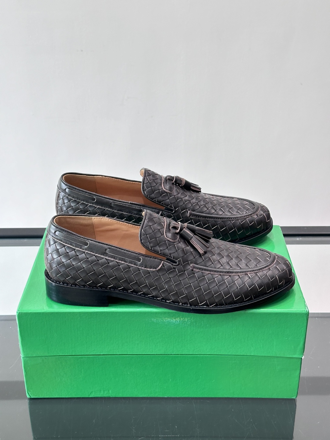 BV 新款情侣款👫休闲真皮大底皮鞋，这款休闲皮鞋选用柔软小牛皮纯手工编织，成就轻盈质地，精致真皮衬里，经