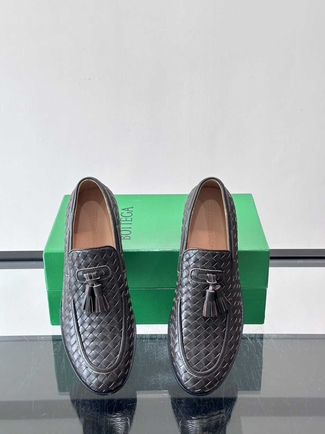 BV 新款情侣款👫休闲真皮大底皮鞋，这款休闲皮鞋选用柔软小牛皮纯手工编织，成就轻盈质地，精致真皮衬里，经