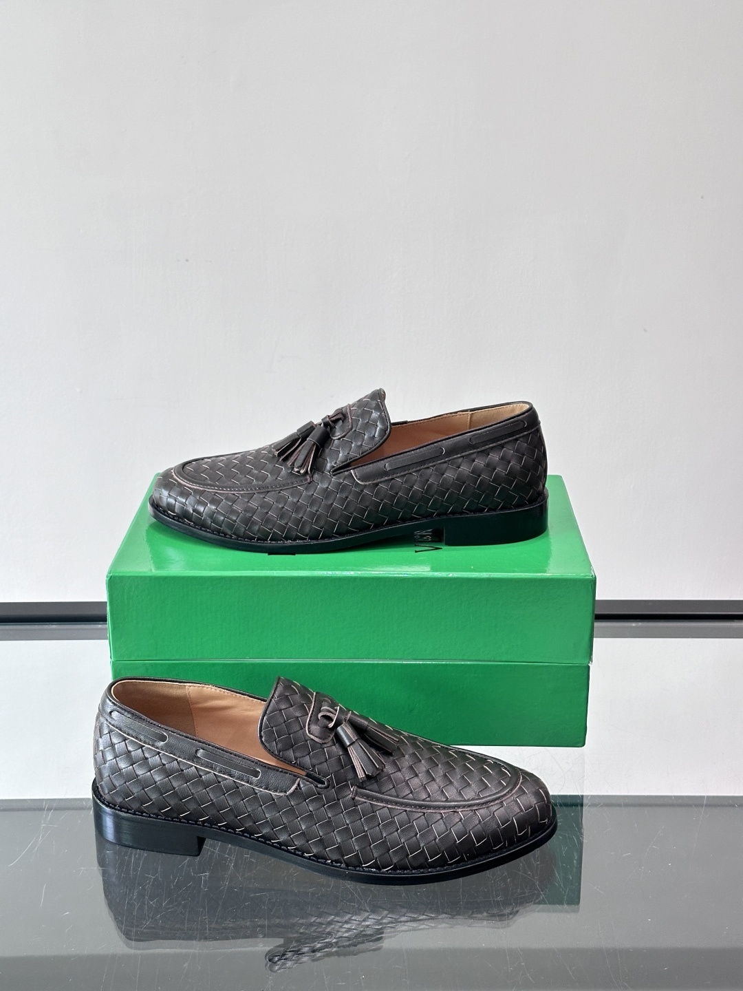 BV 新款情侣款👫休闲真皮大底皮鞋，这款休闲皮鞋选用柔软小牛皮纯手工编织，成就轻盈质地，精致真皮衬里，经