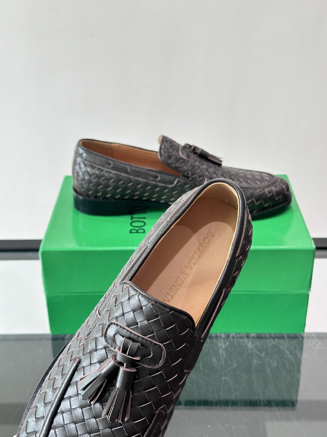 BV 新款情侣款👫休闲真皮大底皮鞋，这款休闲皮鞋选用柔软小牛皮纯手工编织，成就轻盈质地，精致真皮衬里，经