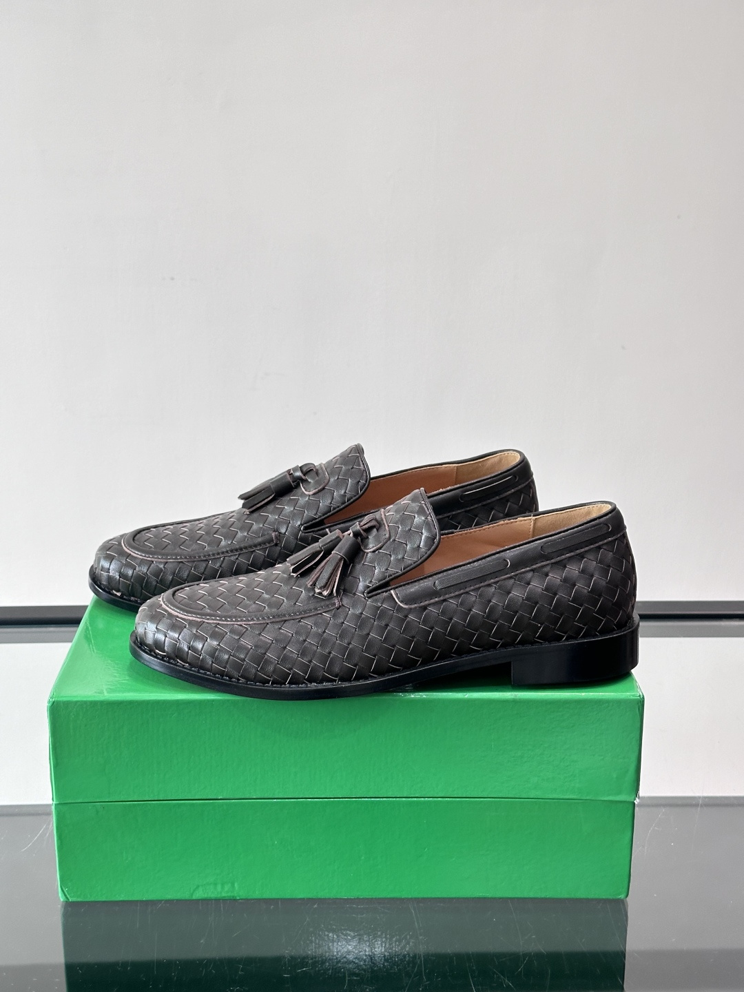 BV 新款情侣款👫休闲真皮大底皮鞋，这款休闲皮鞋选用柔软小牛皮纯手工编织，成就轻盈质地，精致真皮衬里，经