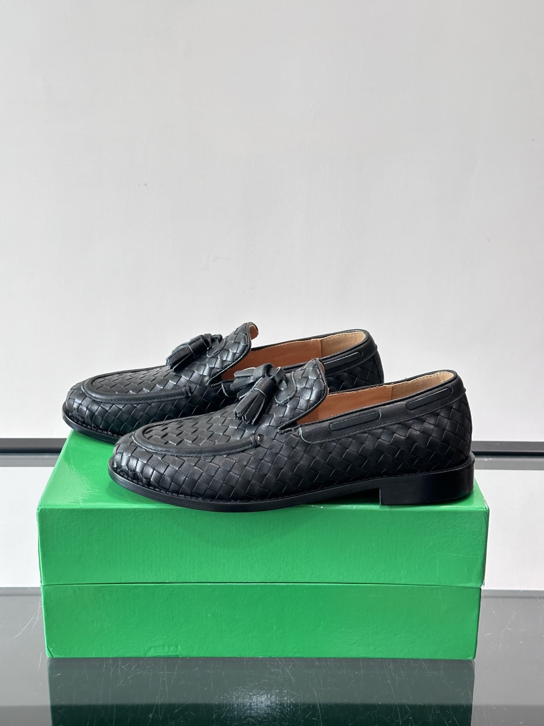 BV 新款情侣款👫休闲真皮大底皮鞋，这款休闲皮鞋选用柔软小牛皮纯手工编织，成就轻盈质地，精致真皮衬里，经