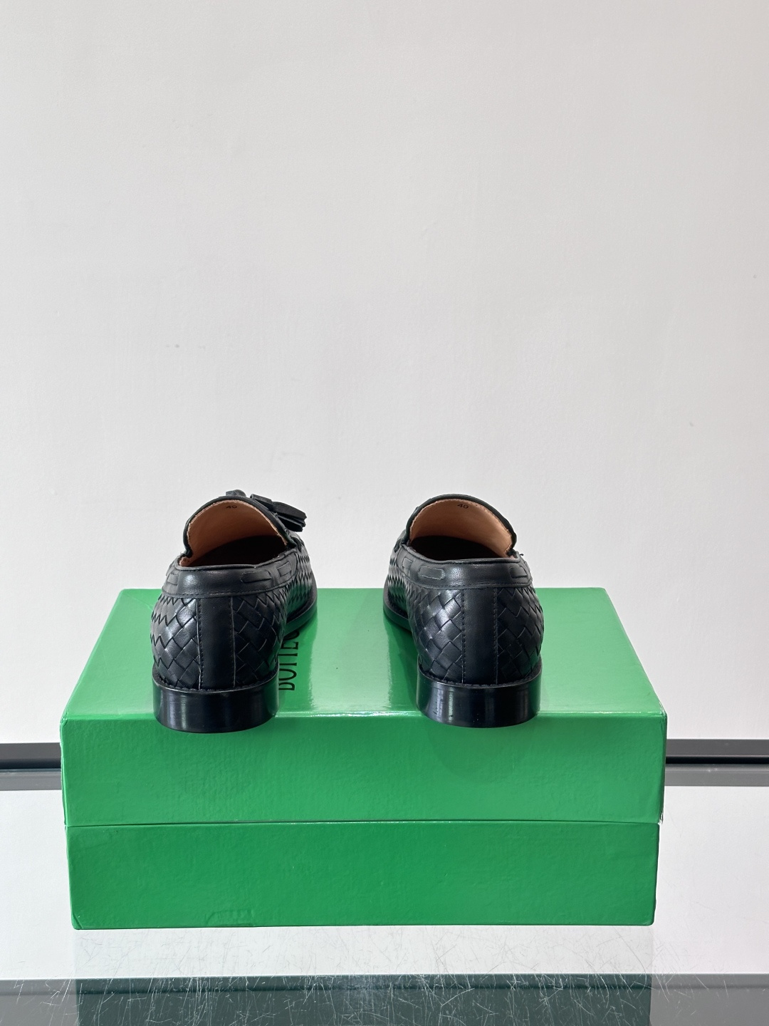 BV 新款情侣款👫休闲真皮大底皮鞋，这款休闲皮鞋选用柔软小牛皮纯手工编织，成就轻盈质地，精致真皮衬里，经