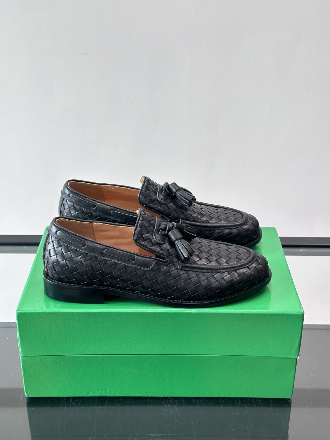 BV 新款情侣款👫休闲真皮大底皮鞋，这款休闲皮鞋选用柔软小牛皮纯手工编织，成就轻盈质地，精致真皮衬里，经