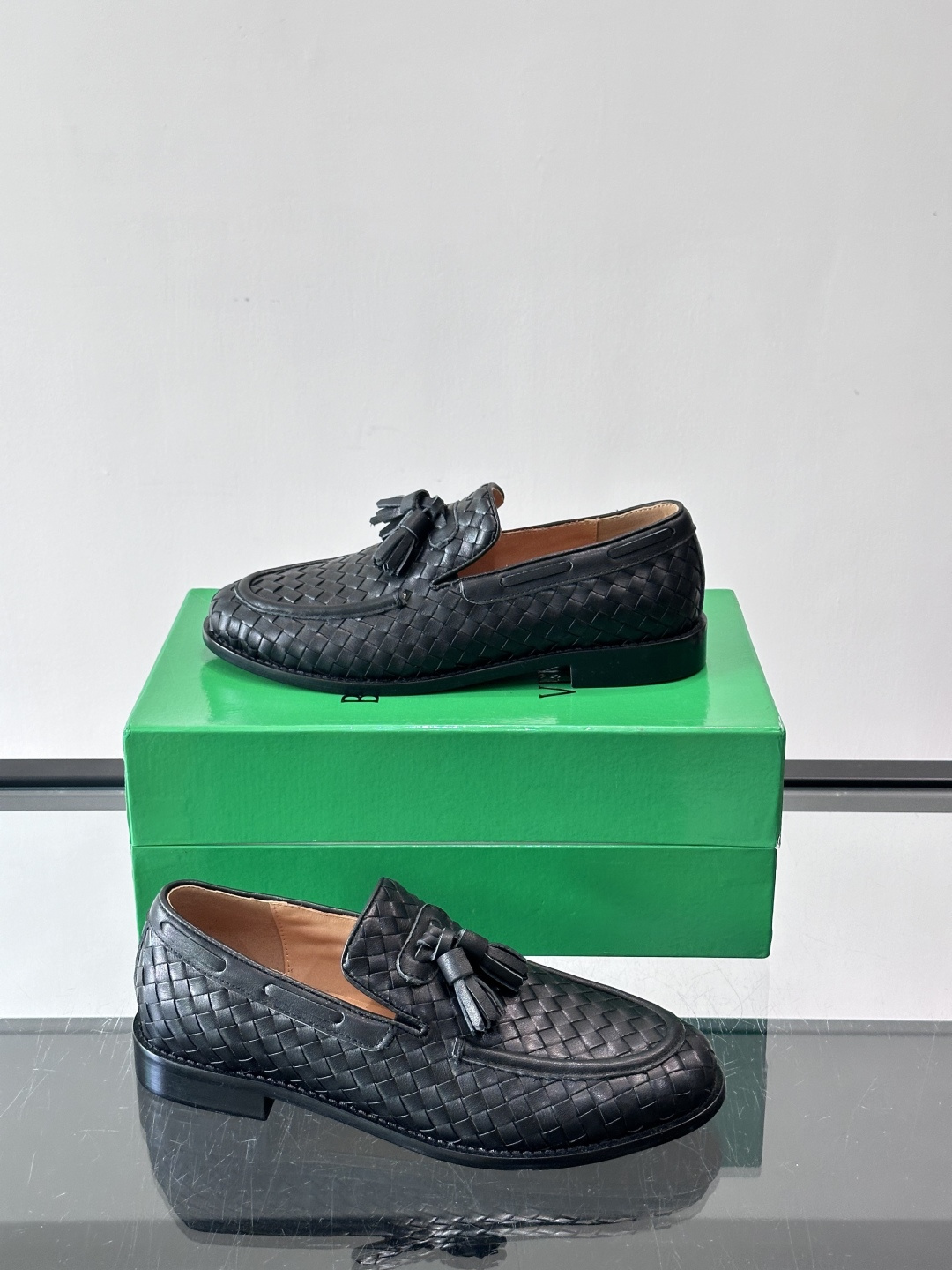 BV 新款情侣款👫休闲真皮大底皮鞋，这款休闲皮鞋选用柔软小牛皮纯手工编织，成就轻盈质地，精致真皮衬里，经