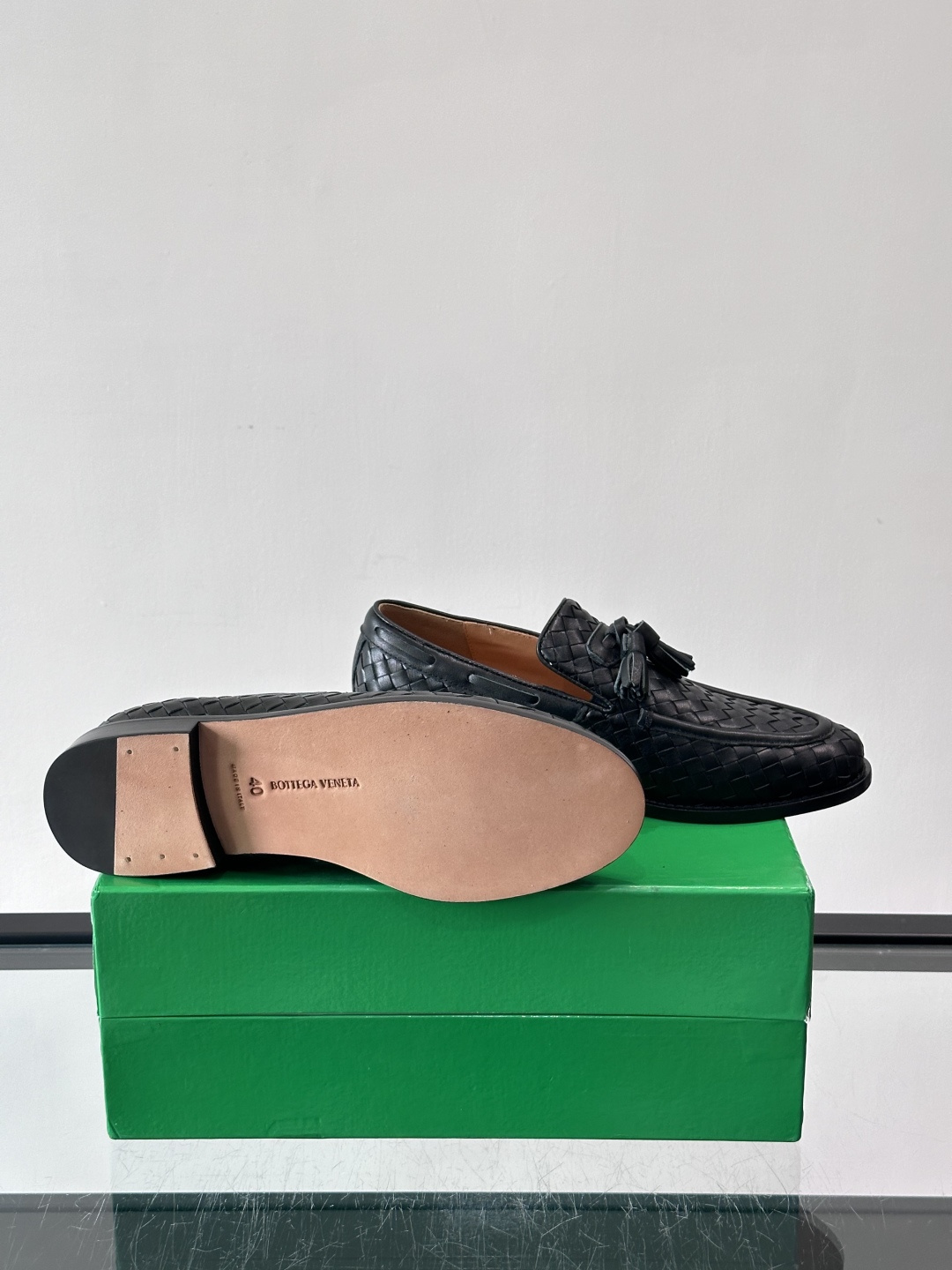 BV 新款情侣款👫休闲真皮大底皮鞋，这款休闲皮鞋选用柔软小牛皮纯手工编织，成就轻盈质地，精致真皮衬里，经