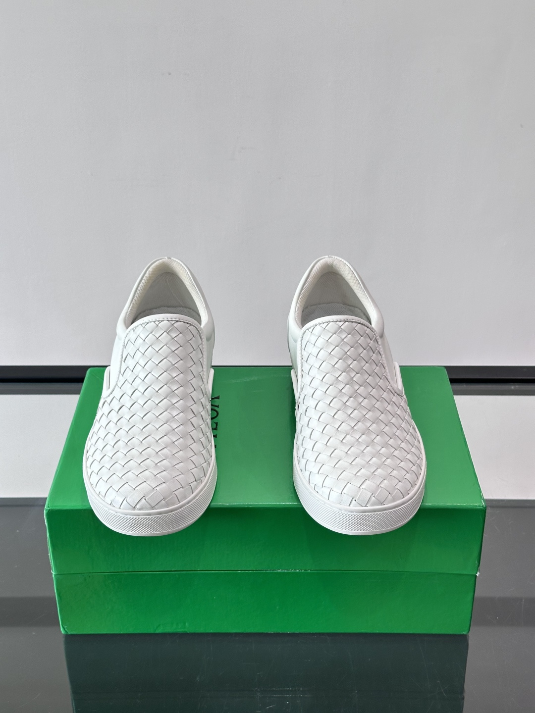 ◾️▫️B V情侣款👫经典手工编织一脚蹬乐福鞋，奢华柔软，易于穿搭，纯手工编织鞋面、头层牛皮内里，轻质橡