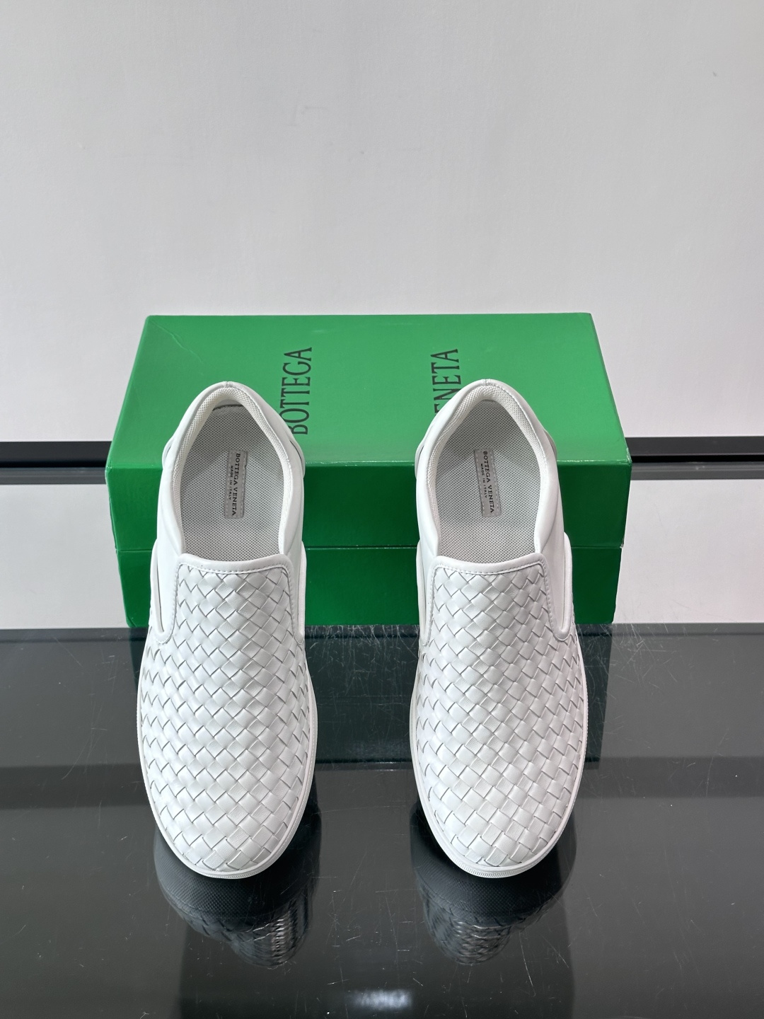 ◾️▫️B V情侣款👫经典手工编织一脚蹬乐福鞋，奢华柔软，易于穿搭，纯手工编织鞋面、头层牛皮内里，轻质橡