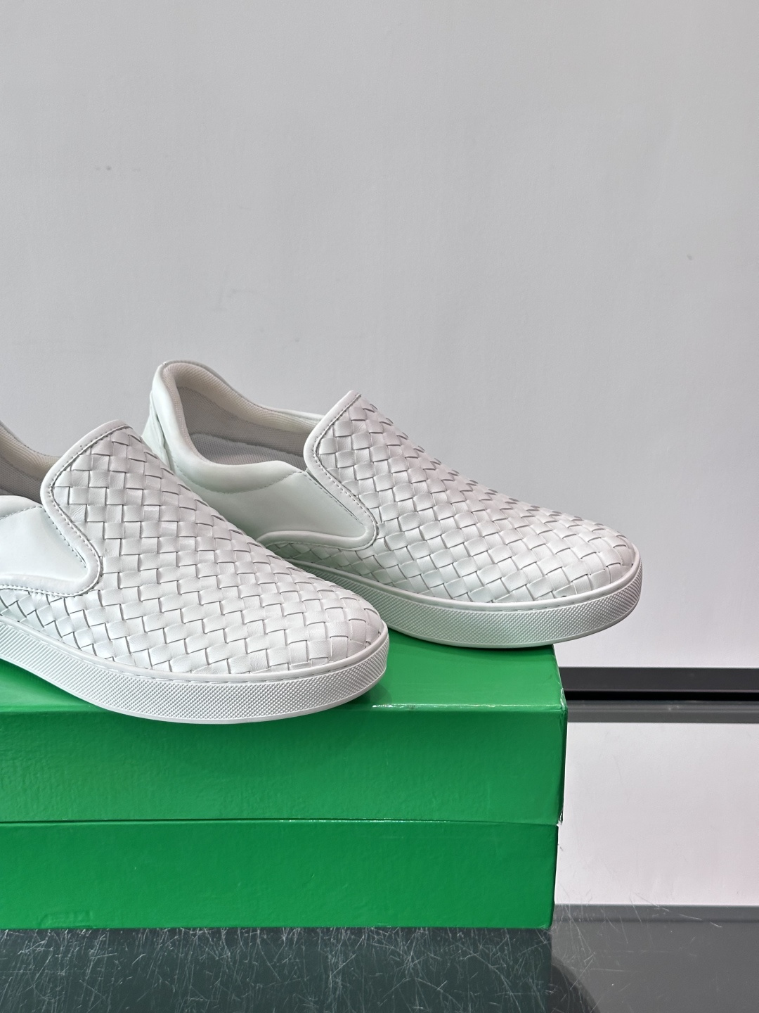 ◾️▫️B V情侣款👫经典手工编织一脚蹬乐福鞋，奢华柔软，易于穿搭，纯手工编织鞋面、头层牛皮内里，轻质橡