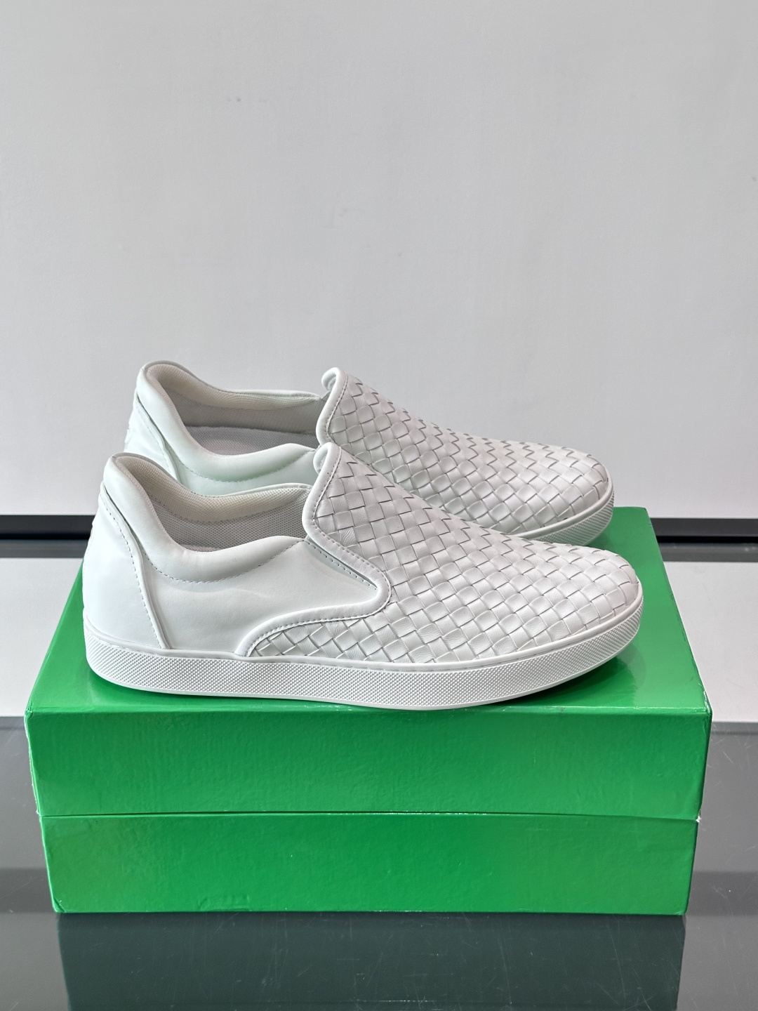 ◾️▫️B V情侣款👫经典手工编织一脚蹬乐福鞋，奢华柔软，易于穿搭，纯手工编织鞋面、头层牛皮内里，轻质橡