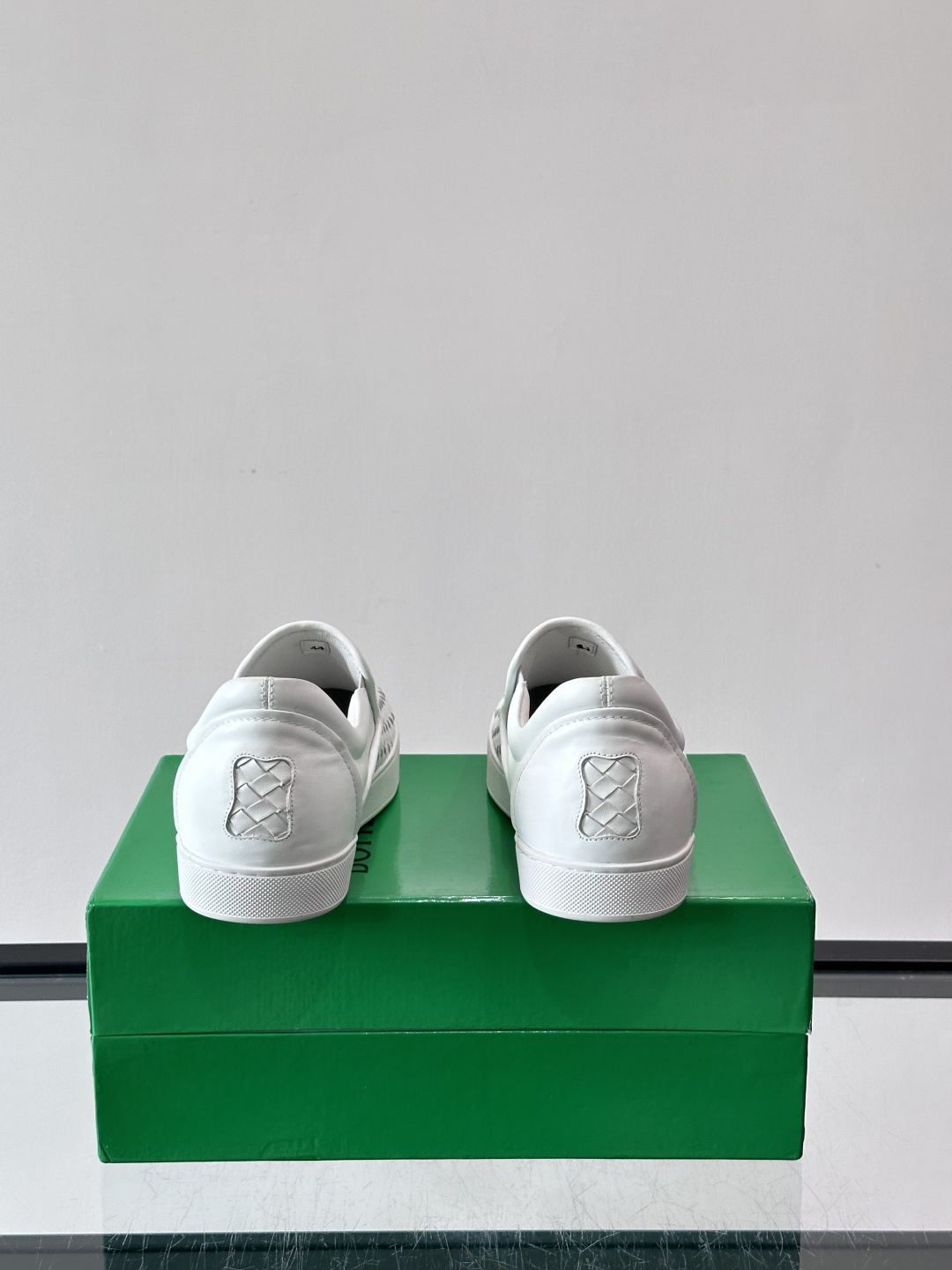 ◾️▫️B V情侣款👫经典手工编织一脚蹬乐福鞋，奢华柔软，易于穿搭，纯手工编织鞋面、头层牛皮内里，轻质橡