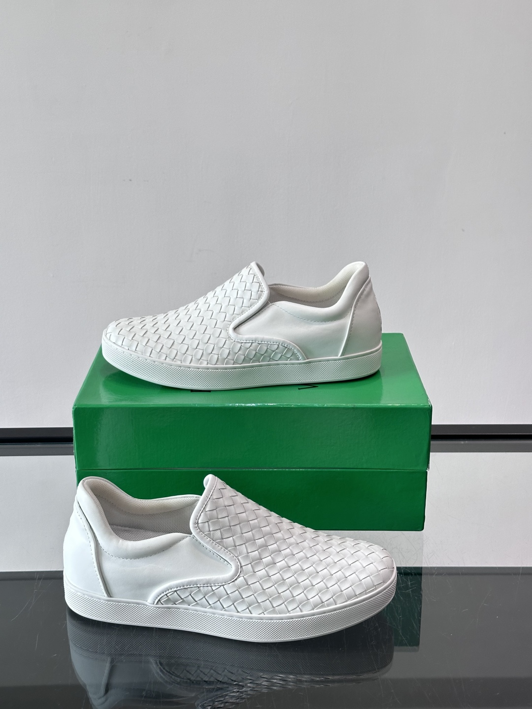 ◾️▫️B V情侣款👫经典手工编织一脚蹬乐福鞋，奢华柔软，易于穿搭，纯手工编织鞋面、头层牛皮内里，轻质橡