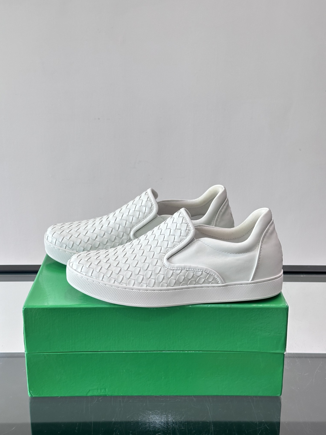 ◾️▫️B V情侣款👫经典手工编织一脚蹬乐福鞋，奢华柔软，易于穿搭，纯手工编织鞋面、头层牛皮内里，轻质橡