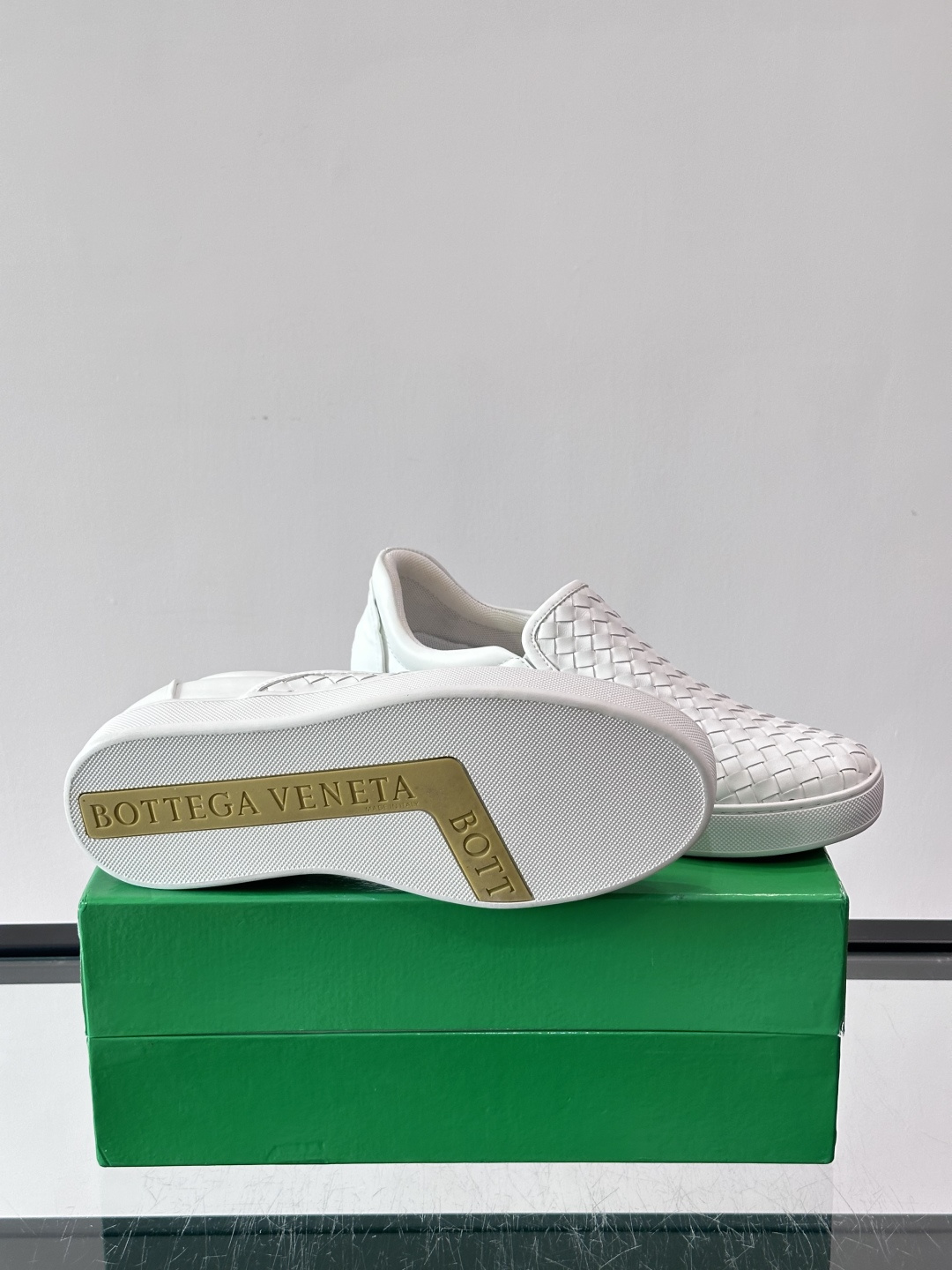 ◾️▫️B V情侣款👫经典手工编织一脚蹬乐福鞋，奢华柔软，易于穿搭，纯手工编织鞋面、头层牛皮内里，轻质橡