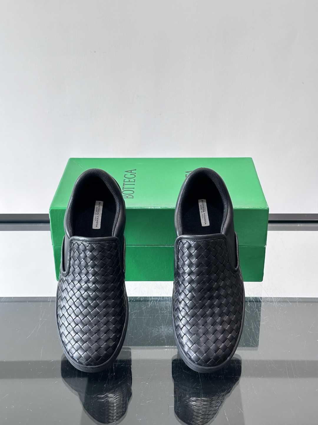 ◾️▫️B V情侣款👫经典手工编织一脚蹬乐福鞋，奢华柔软，易于穿搭，纯手工编织鞋面、头层牛皮内里，轻质橡