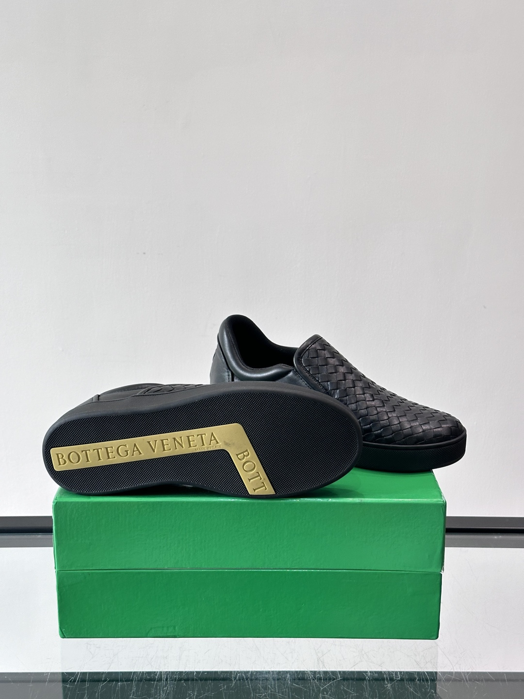 ◾️▫️B V情侣款👫经典手工编织一脚蹬乐福鞋，奢华柔软，易于穿搭，纯手工编织鞋面、头层牛皮内里，轻质橡