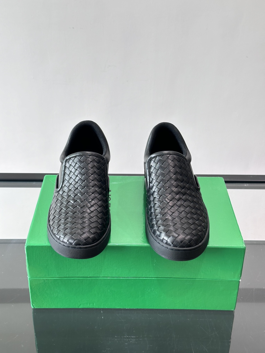 ◾️▫️B V情侣款👫经典手工编织一脚蹬乐福鞋，奢华柔软，易于穿搭，纯手工编织鞋面、头层牛皮内里，轻质橡