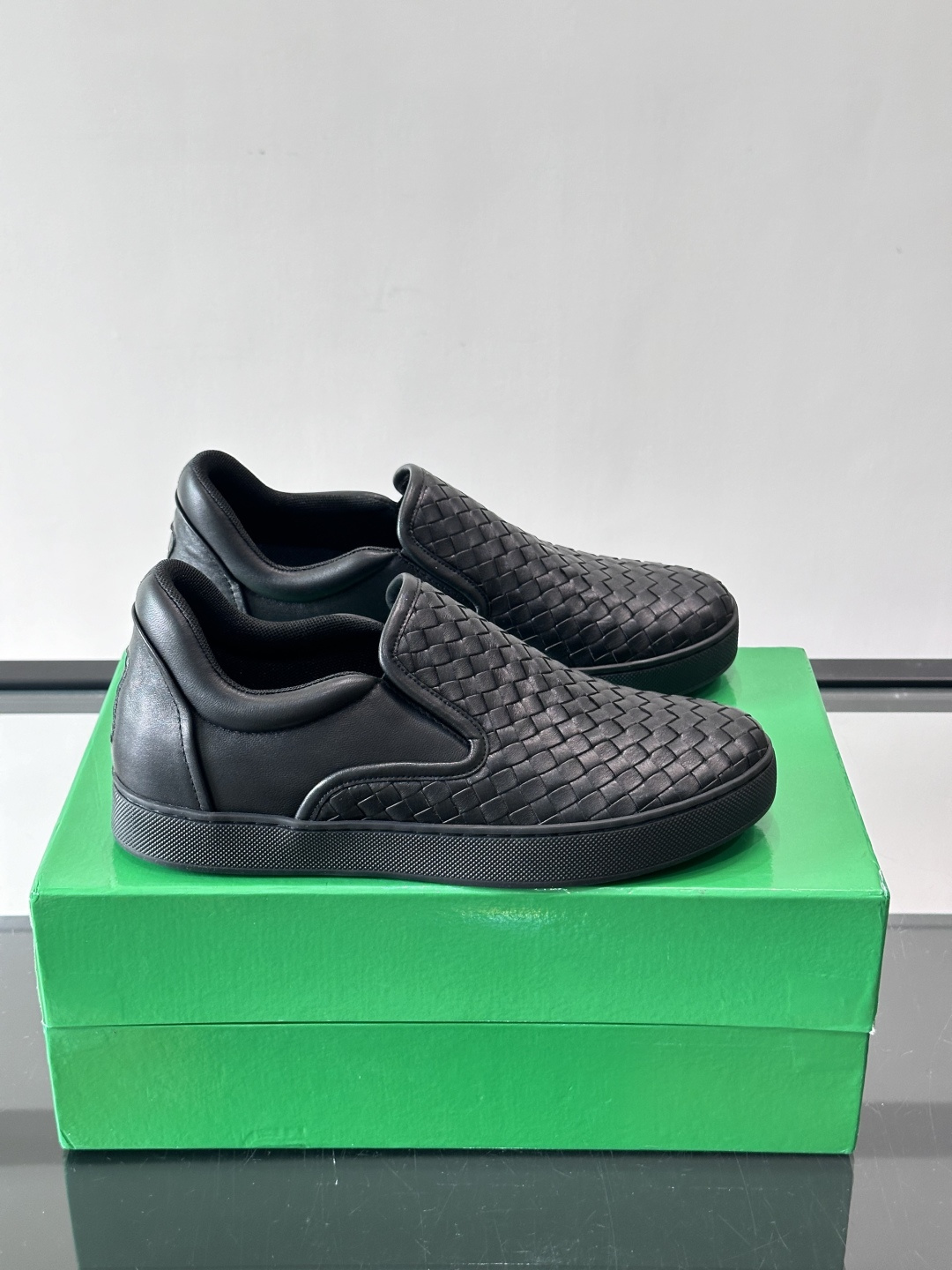 ◾️▫️B V情侣款👫经典手工编织一脚蹬乐福鞋，奢华柔软，易于穿搭，纯手工编织鞋面、头层牛皮内里，轻质橡