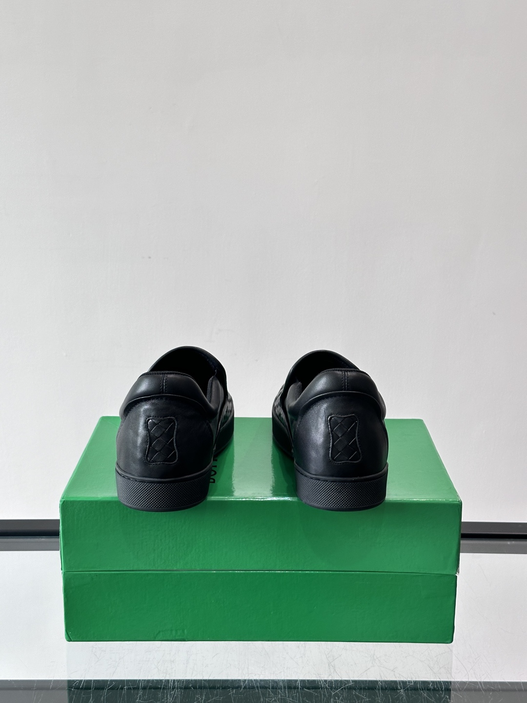 ◾️▫️B V情侣款👫经典手工编织一脚蹬乐福鞋，奢华柔软，易于穿搭，纯手工编织鞋面、头层牛皮内里，轻质橡