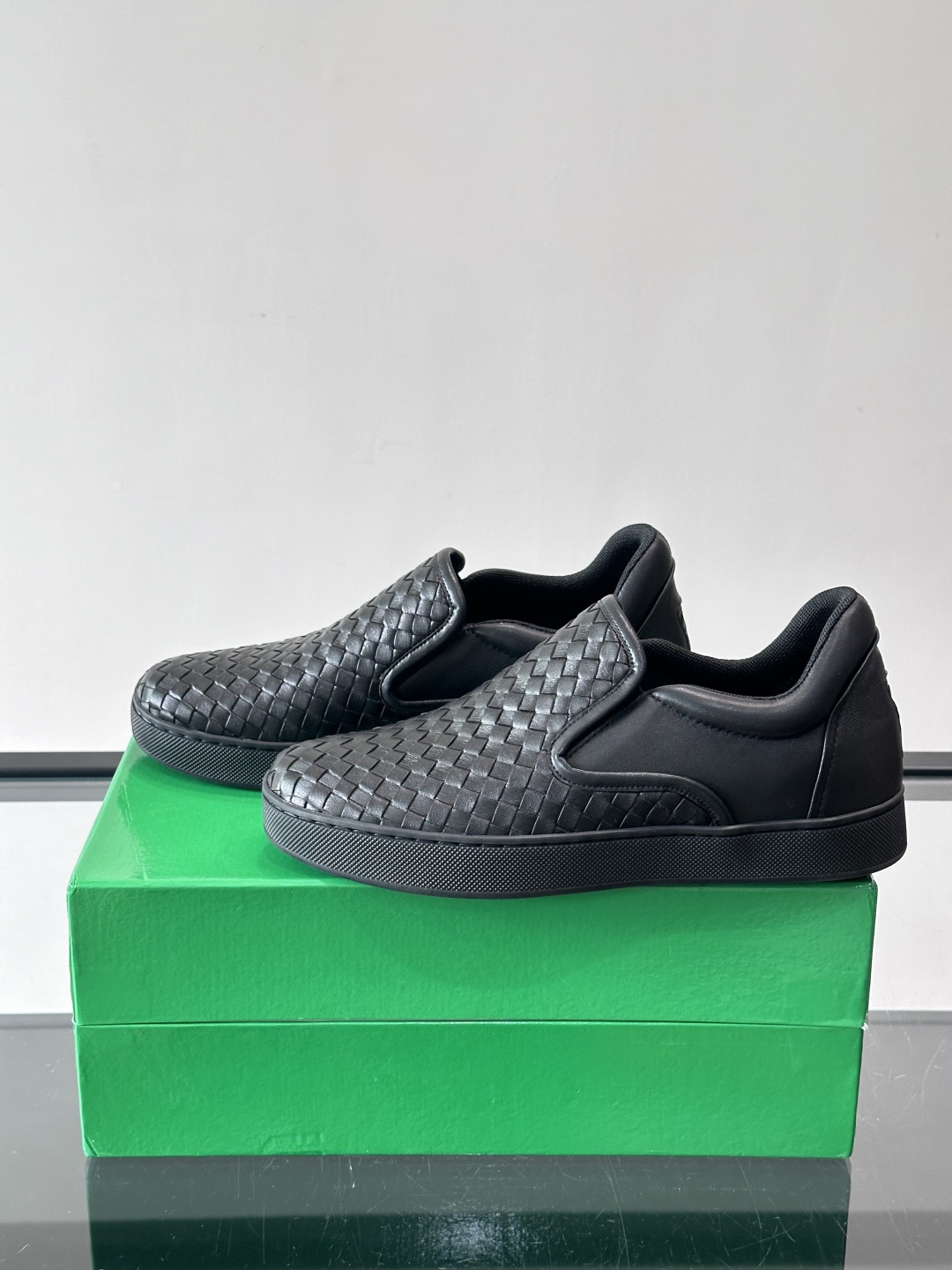 ◾️▫️B V情侣款👫经典手工编织一脚蹬乐福鞋，奢华柔软，易于穿搭，纯手工编织鞋面、头层牛皮内里，轻质橡