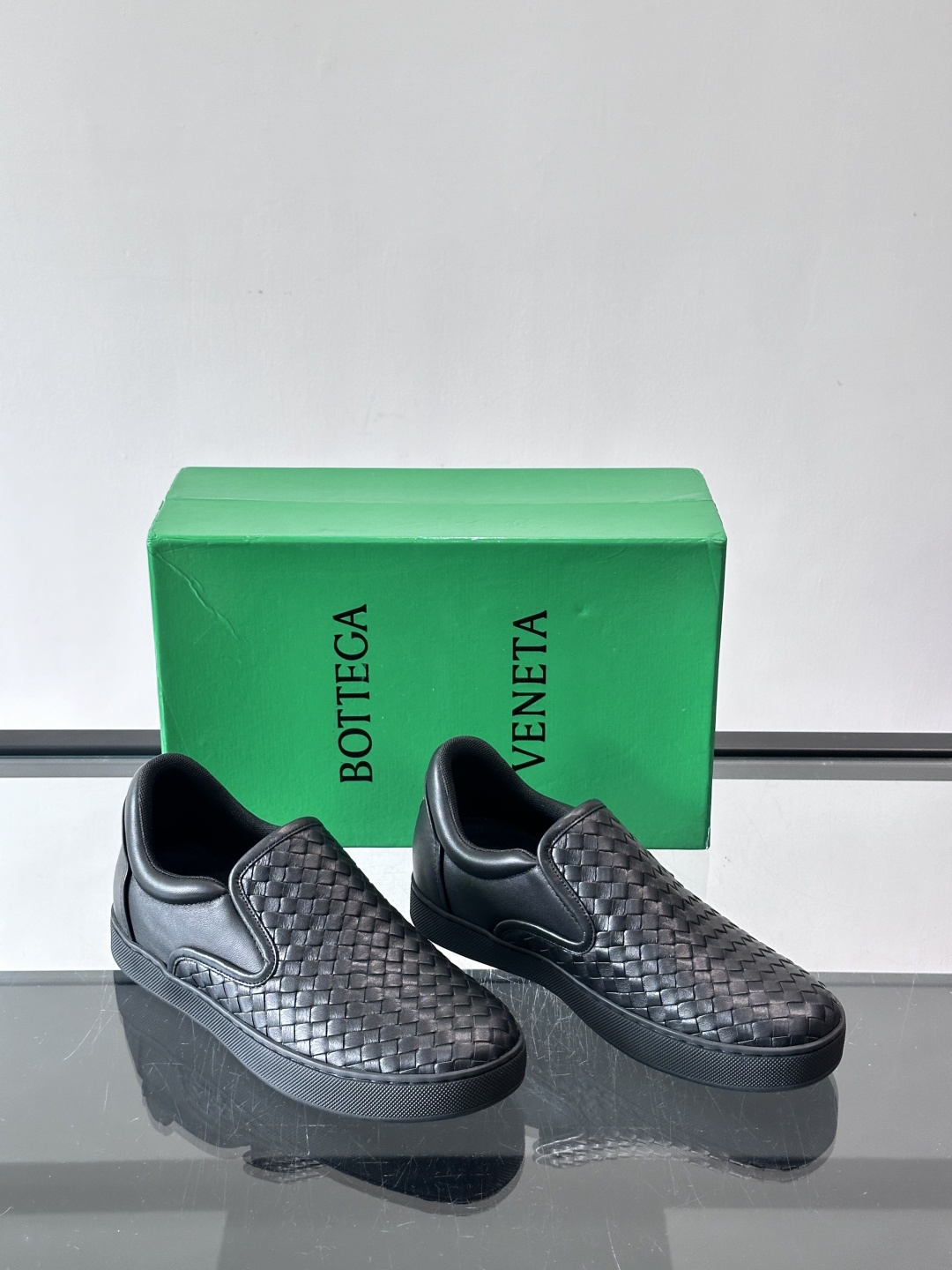 ◾️▫️B V情侣款👫经典手工编织一脚蹬乐福鞋，奢华柔软，易于穿搭，纯手工编织鞋面、头层牛皮内里，轻质橡