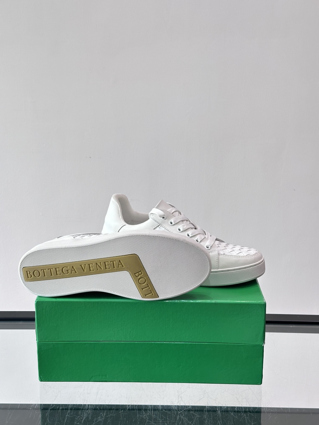 BV编织真皮休闲鞋，采用头层牛皮手工编织，质感细腻又透气。橡胶鞋底防滑耐磨，日常穿搭超百搭，无论牛仔裤还