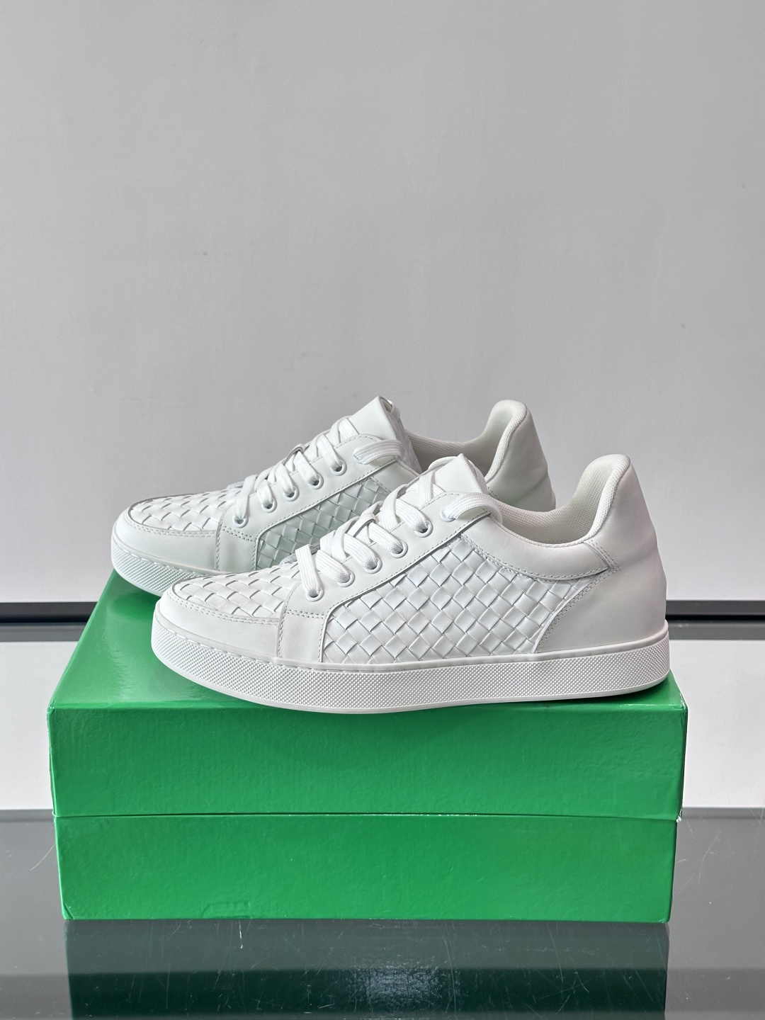 BV编织真皮休闲鞋，采用头层牛皮手工编织，质感细腻又透气。橡胶鞋底防滑耐磨，日常穿搭超百搭，无论牛仔裤还