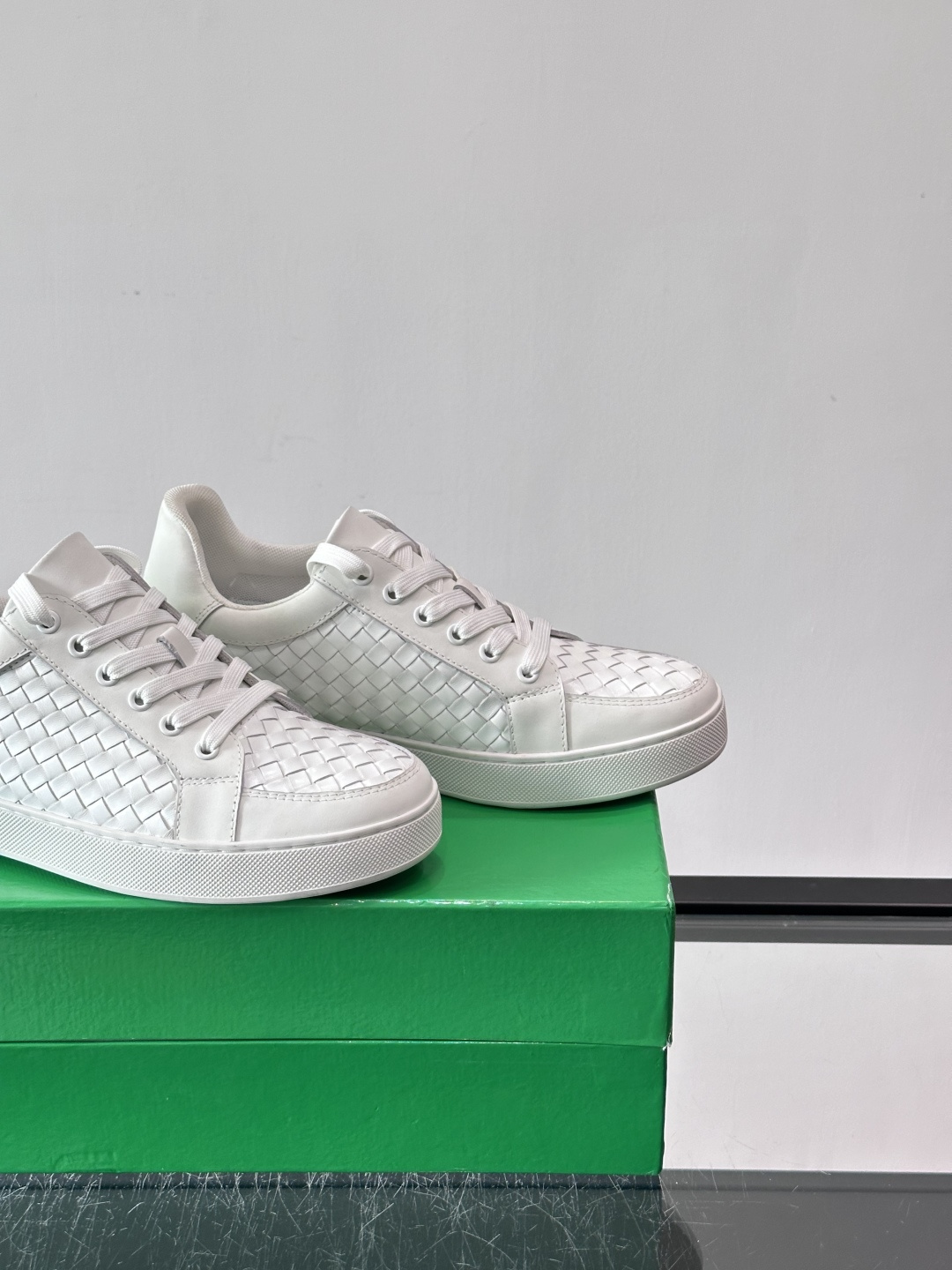 BV编织真皮休闲鞋，采用头层牛皮手工编织，质感细腻又透气。橡胶鞋底防滑耐磨，日常穿搭超百搭，无论牛仔裤还