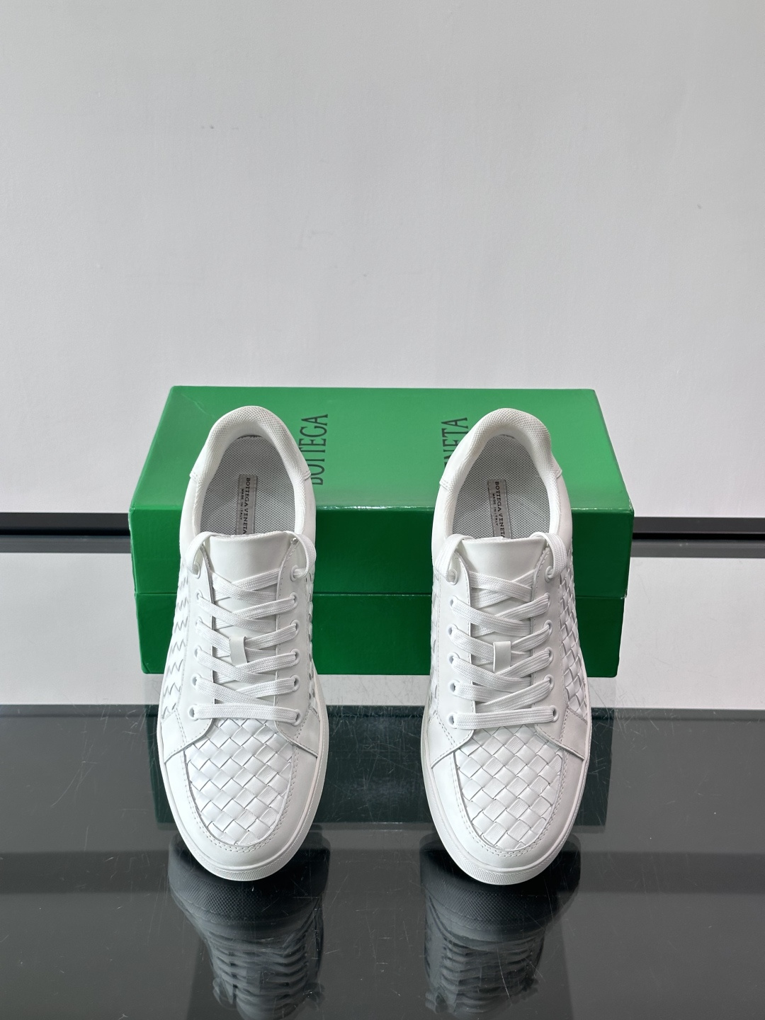 BV编织真皮休闲鞋，采用头层牛皮手工编织，质感细腻又透气。橡胶鞋底防滑耐磨，日常穿搭超百搭，无论牛仔裤还