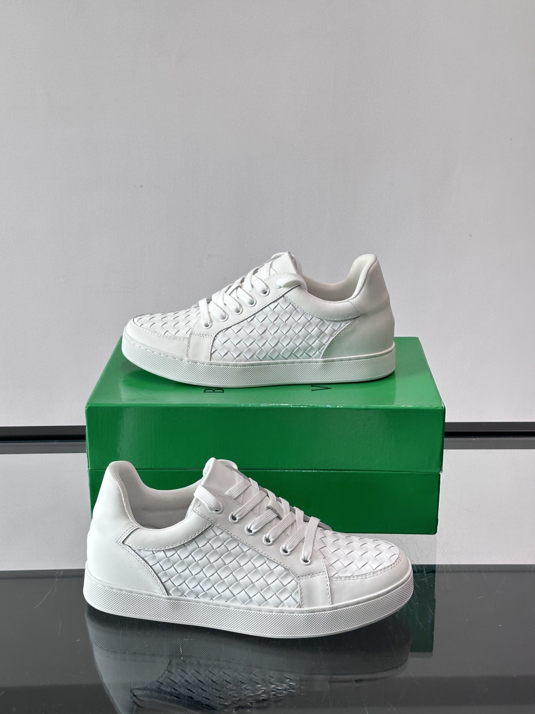 BV编织真皮休闲鞋，采用头层牛皮手工编织，质感细腻又透气。橡胶鞋底防滑耐磨，日常穿搭超百搭，无论牛仔裤还