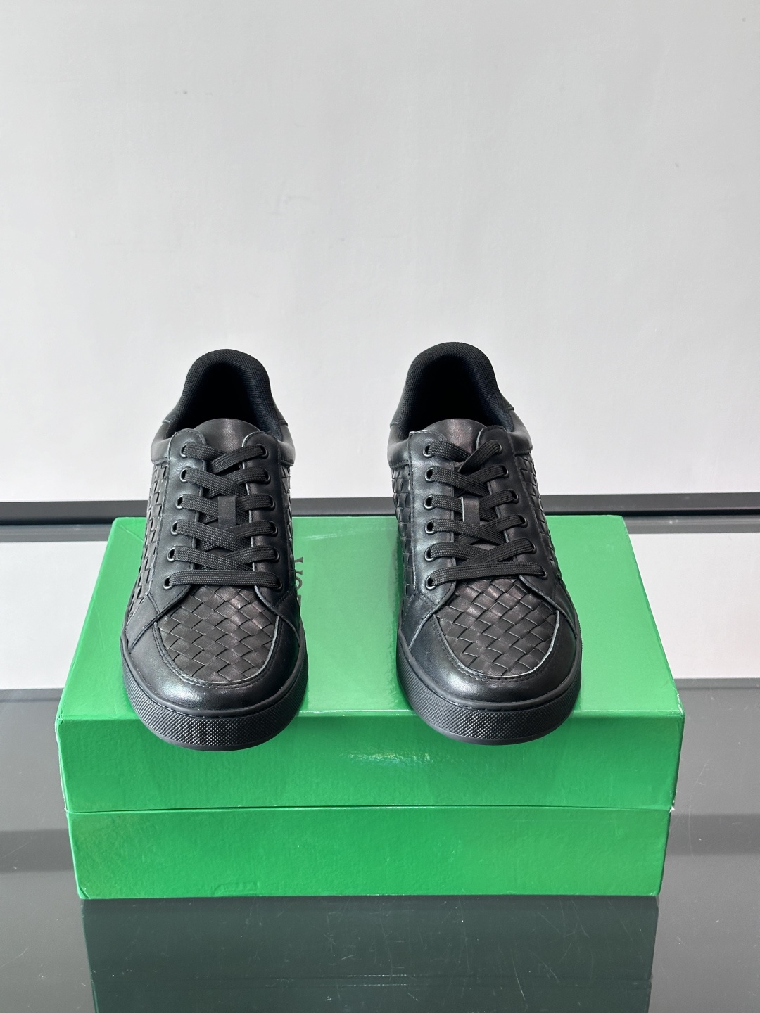 BV编织真皮休闲鞋，采用头层牛皮手工编织，质感细腻又透气。橡胶鞋底防滑耐磨，日常穿搭超百搭，无论牛仔裤还