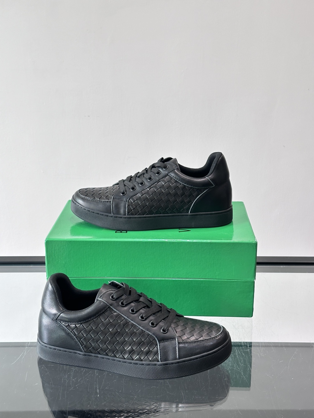 BV编织真皮休闲鞋，采用头层牛皮手工编织，质感细腻又透气。橡胶鞋底防滑耐磨，日常穿搭超百搭，无论牛仔裤还