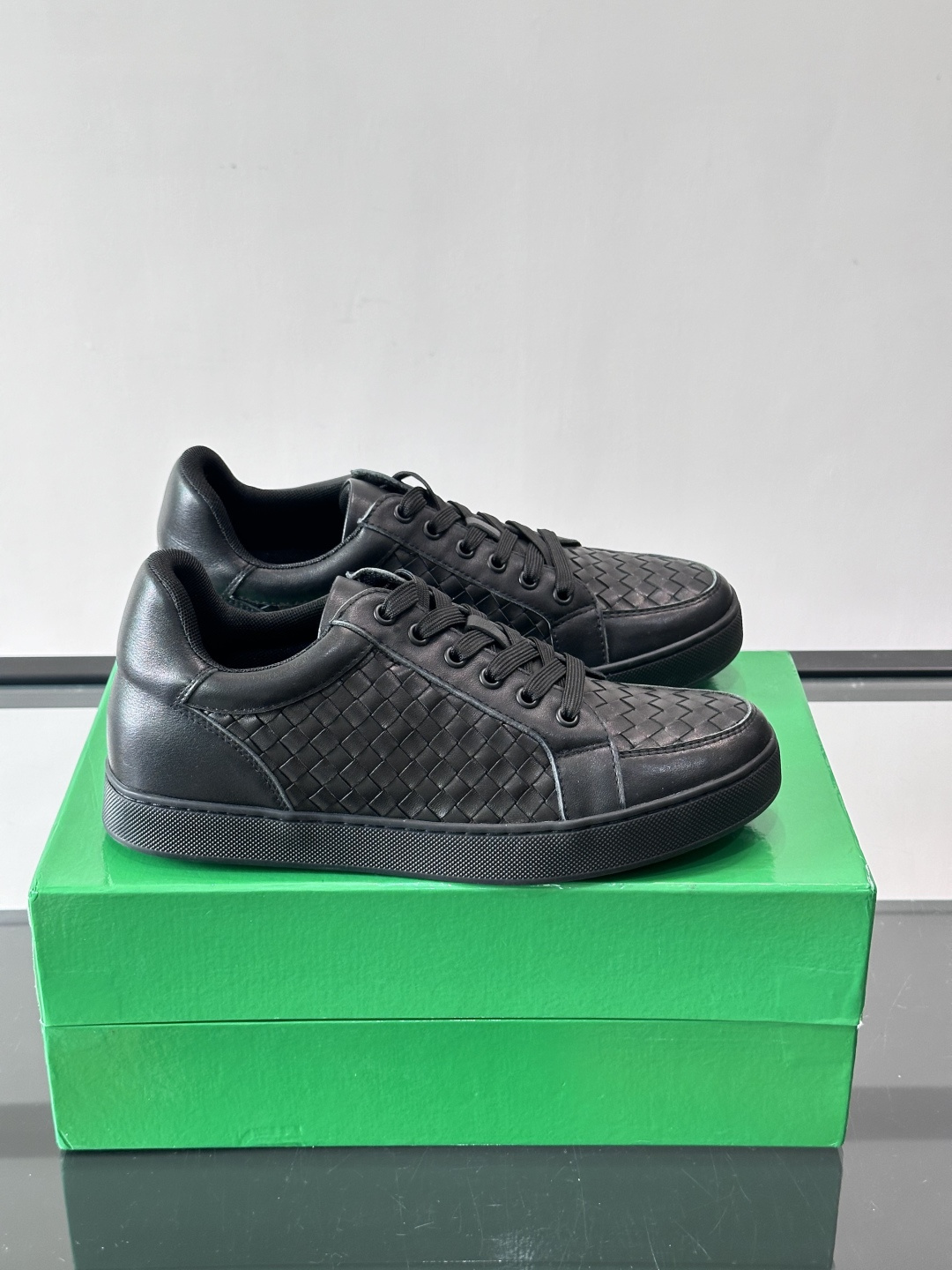 BV编织真皮休闲鞋，采用头层牛皮手工编织，质感细腻又透气。橡胶鞋底防滑耐磨，日常穿搭超百搭，无论牛仔裤还