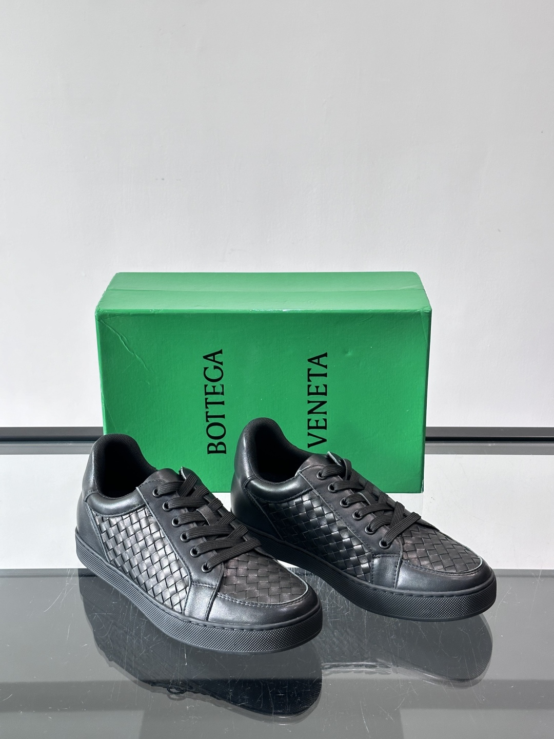 BV编织真皮休闲鞋，采用头层牛皮手工编织，质感细腻又透气。橡胶鞋底防滑耐磨，日常穿搭超百搭，无论牛仔裤还