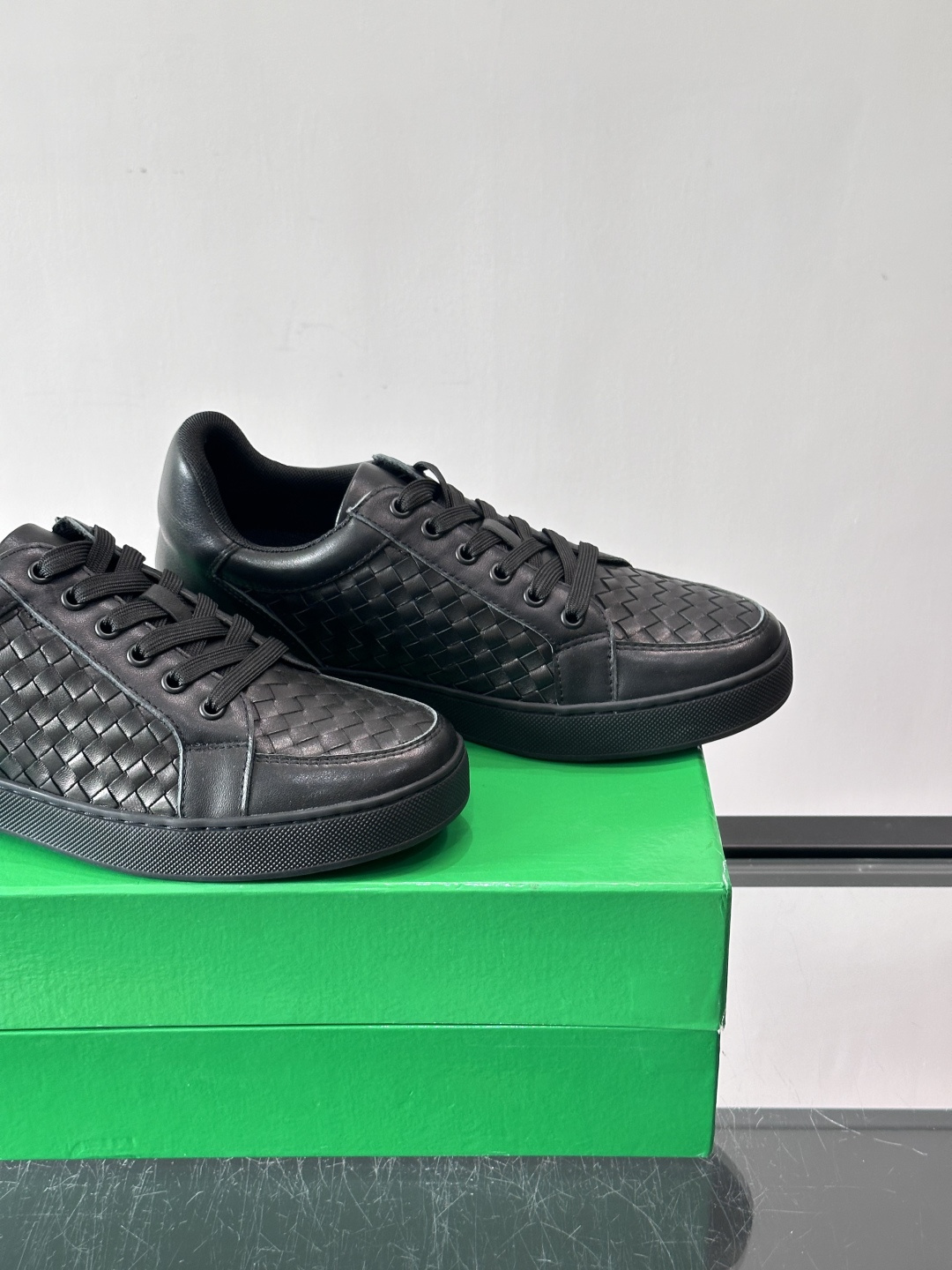 BV编织真皮休闲鞋，采用头层牛皮手工编织，质感细腻又透气。橡胶鞋底防滑耐磨，日常穿搭超百搭，无论牛仔裤还