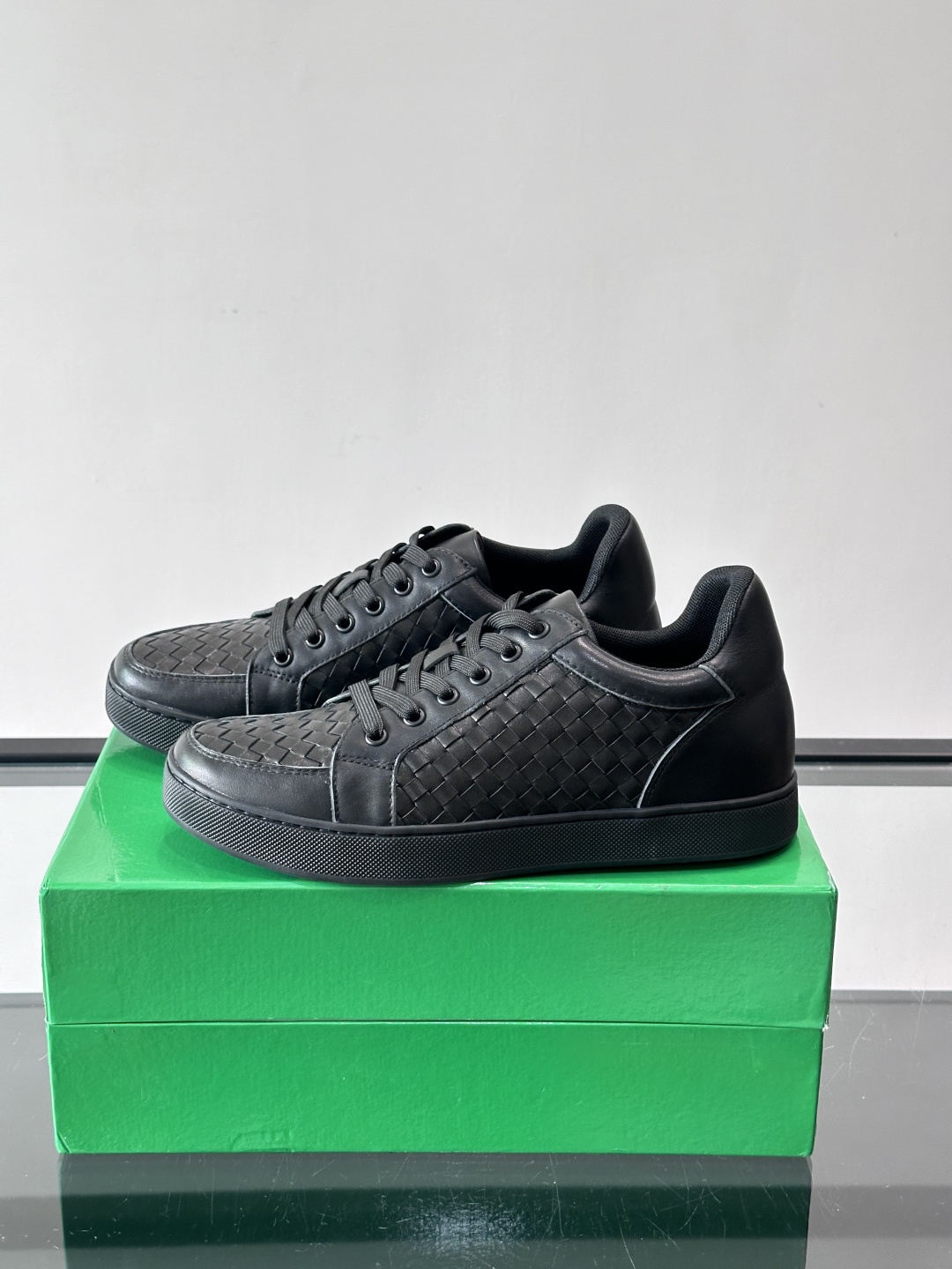 BV编织真皮休闲鞋，采用头层牛皮手工编织，质感细腻又透气。橡胶鞋底防滑耐磨，日常穿搭超百搭，无论牛仔裤还