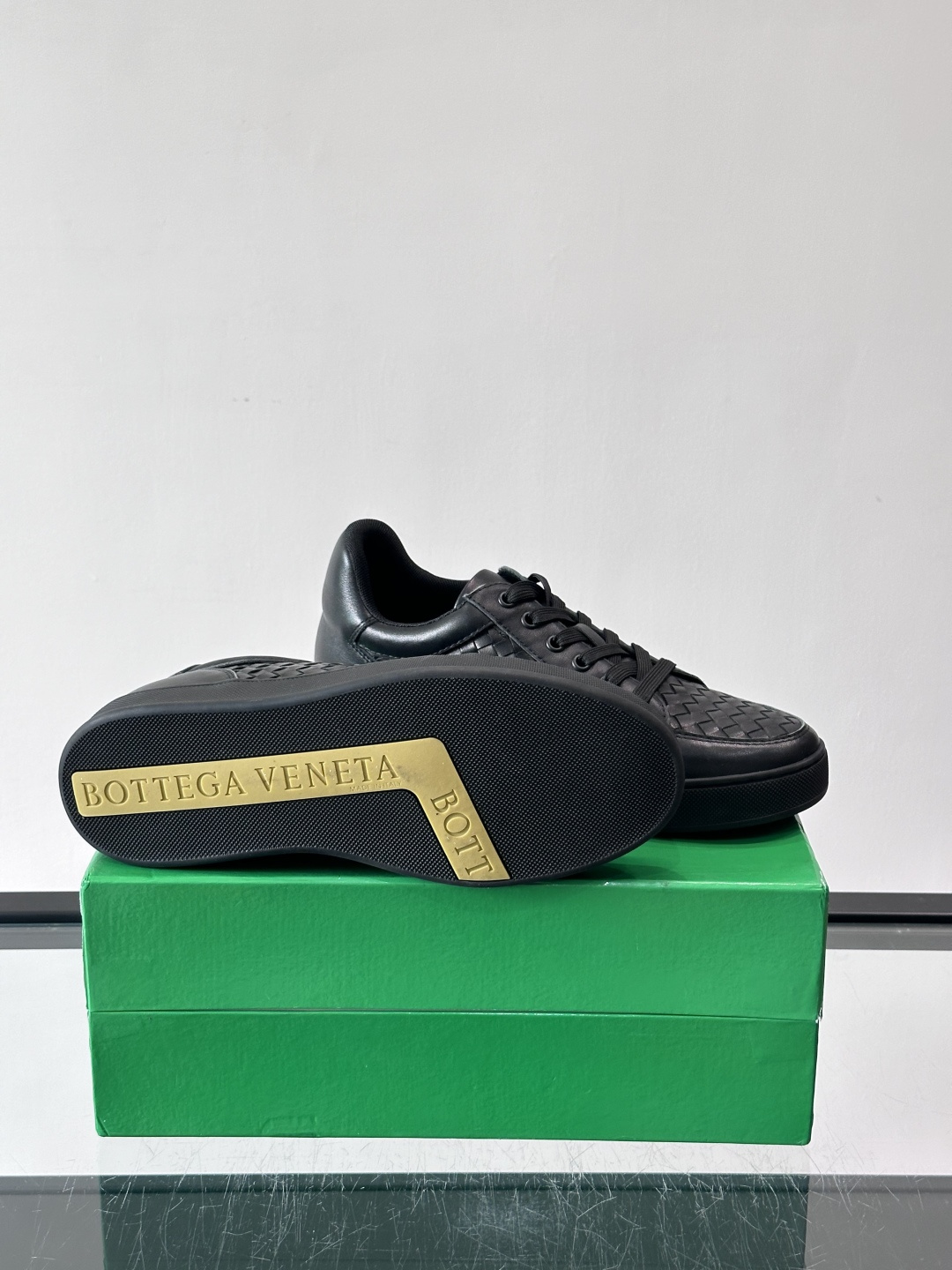 BV编织真皮休闲鞋，采用头层牛皮手工编织，质感细腻又透气。橡胶鞋底防滑耐磨，日常穿搭超百搭，无论牛仔裤还