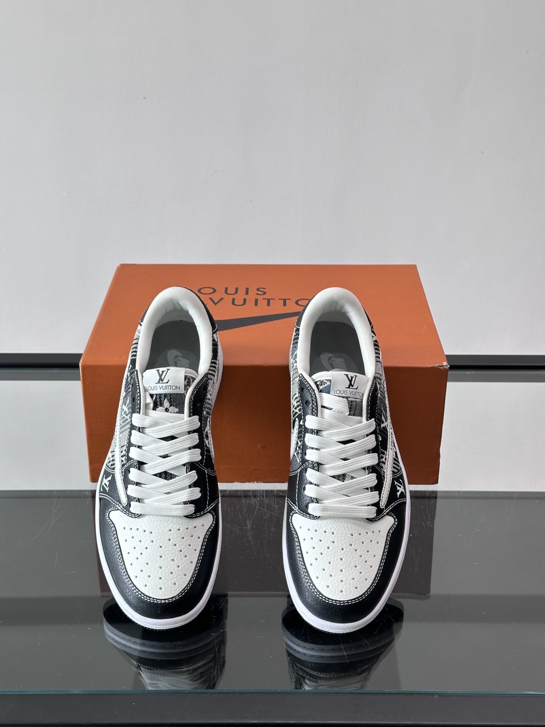 ◾️▫️ L.v* X nike联名🆕低帮休闲运动鞋，采用头层牛皮精心制作，侧身联名印花logo装饰，双