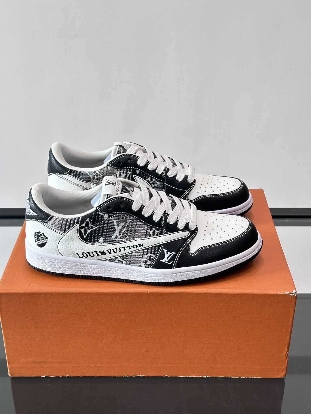 ◾️▫️ L.v* X nike联名🆕低帮休闲运动鞋，采用头层牛皮精心制作，侧身联名印花logo装饰，双