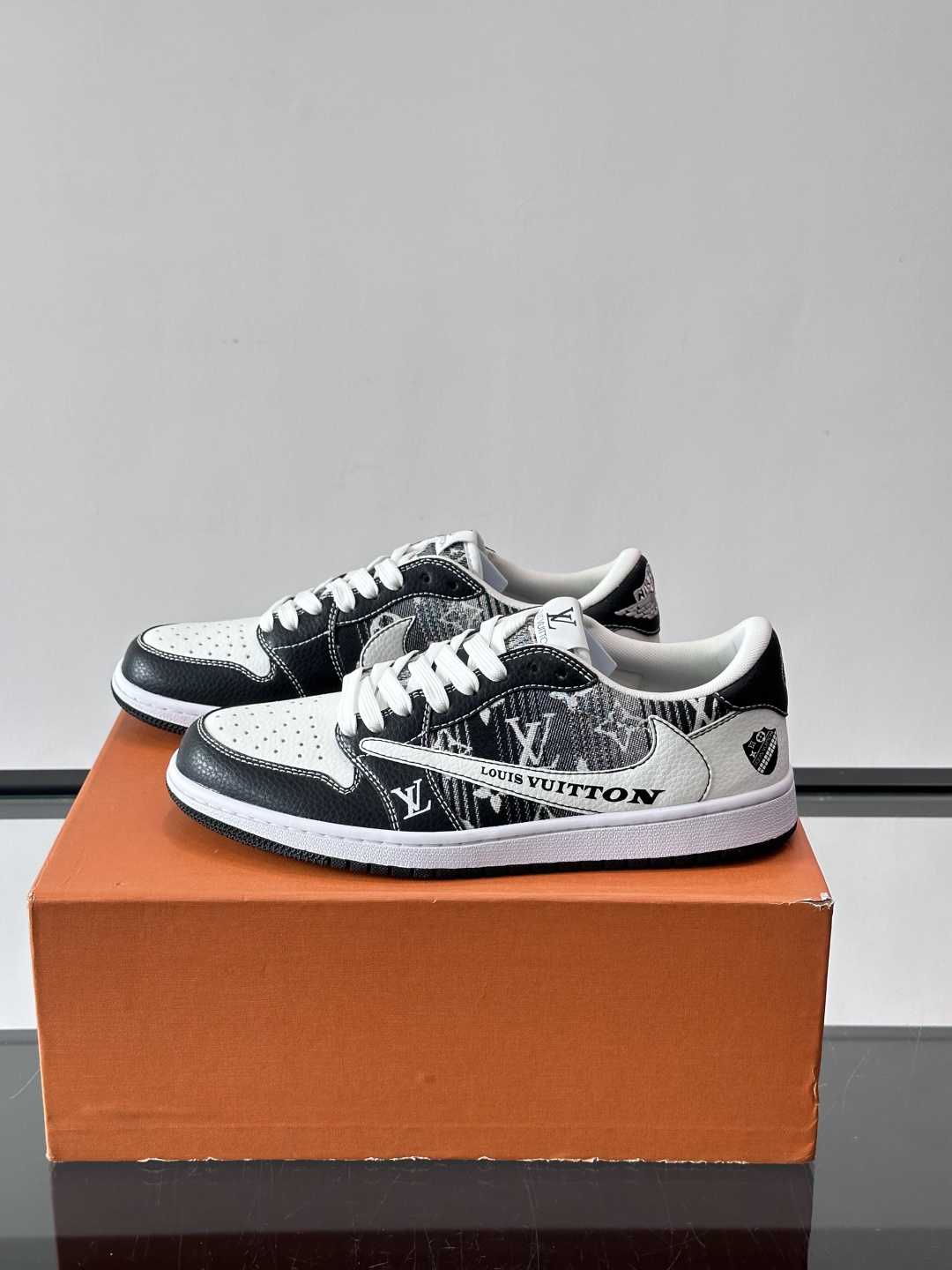 ◾️▫️ L.v* X nike联名🆕低帮休闲运动鞋，采用头层牛皮精心制作，侧身联名印花logo装饰，双