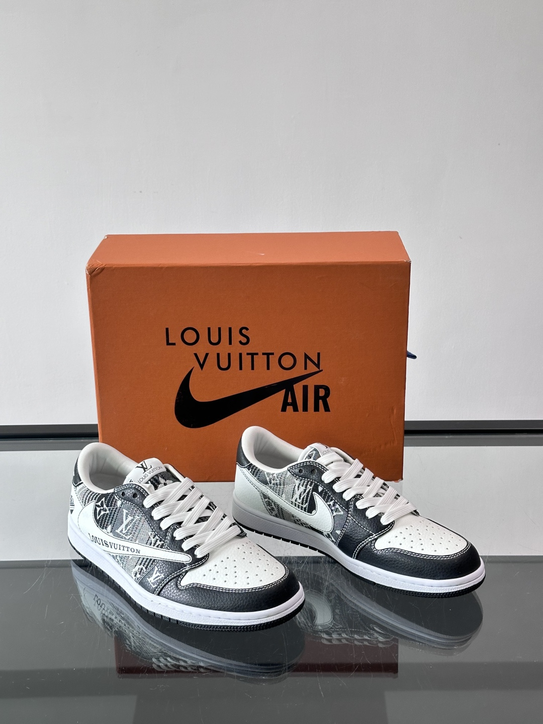 ◾️▫️ L.v* X nike联名🆕低帮休闲运动鞋，采用头层牛皮精心制作，侧身联名印花logo装饰，双