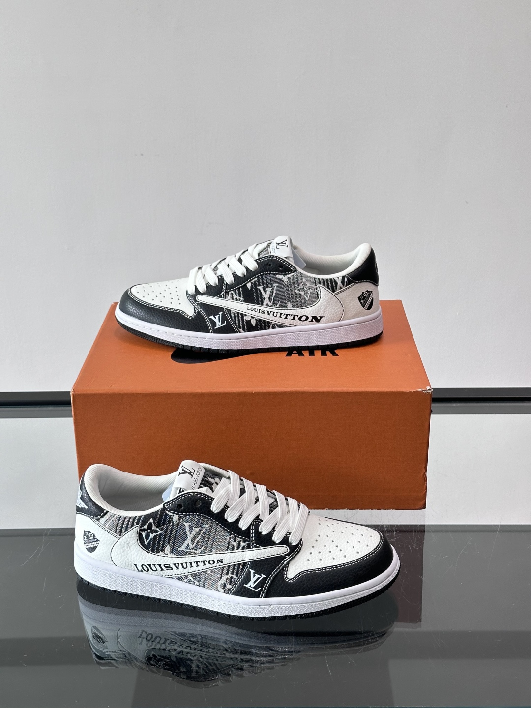 ◾️▫️ L.v* X nike联名🆕低帮休闲运动鞋，采用头层牛皮精心制作，侧身联名印花logo装饰，双