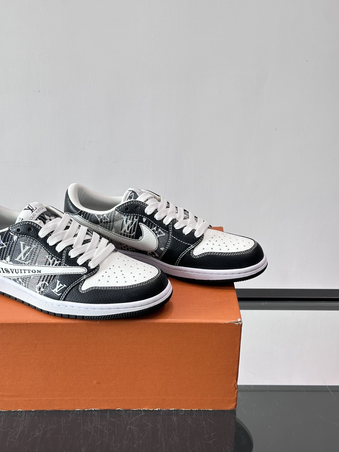 ◾️▫️ L.v* X nike联名🆕低帮休闲运动鞋，采用头层牛皮精心制作，侧身联名印花logo装饰，双